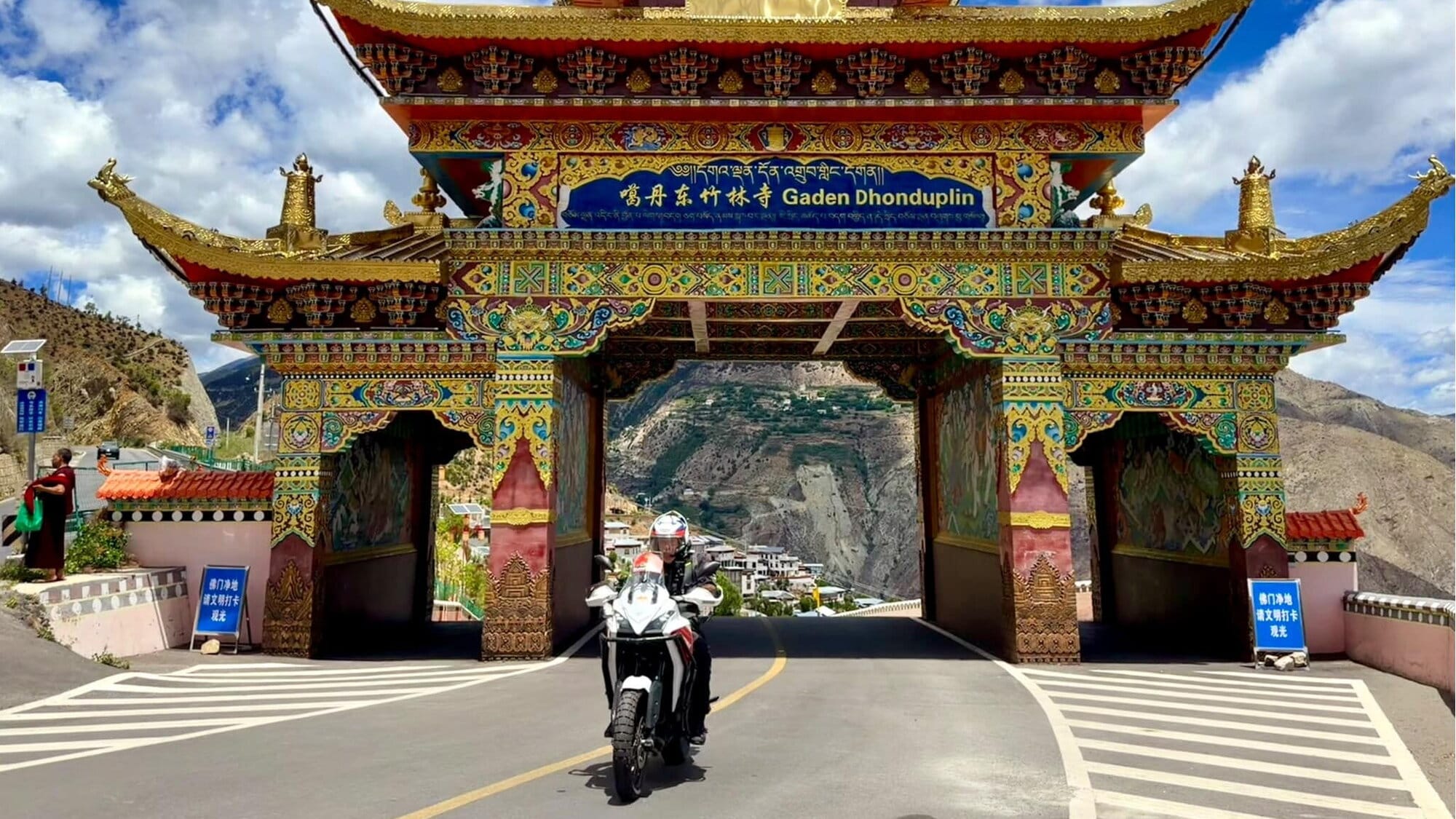 Italian Journalists Set Off on a 3,300km Ride from the Silk Road to Tibet