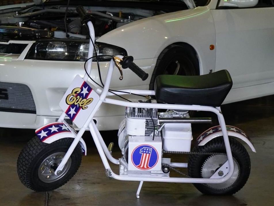 5馬力のヴィンテージ・ミニバイクに、エヴィル・クニーヴル仕様の粋な塗装