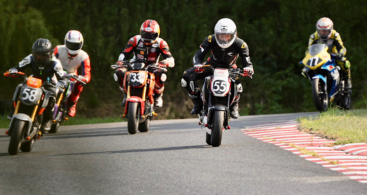 バイク女子kanaeさん、真夏の美浜サーキットでカブ耐久レース初参戦