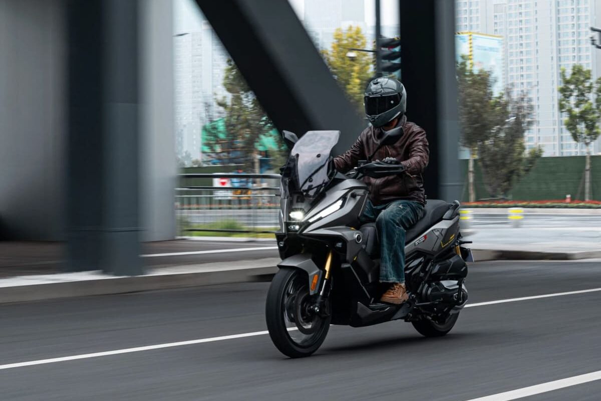 Voge「SR450X」発表、並列2気筒398ccと死角検知レーダー搭載のオフロードスクーター