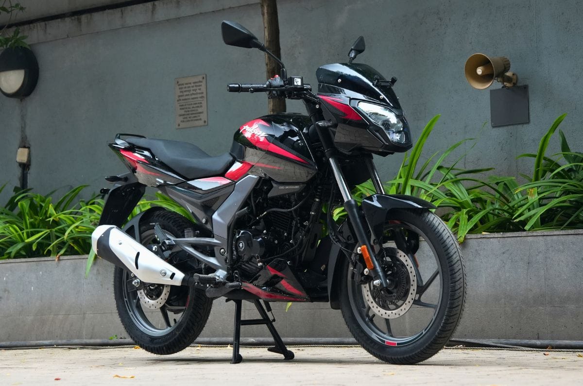 新型バジャジ・パルサー150がインドで発売、価格は11.5万ルピーから3グレード